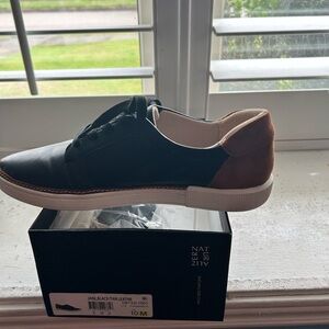 NIB - Women’s Naturalizer Black leather/Tan Flats with Two-Tone Design - Size 10